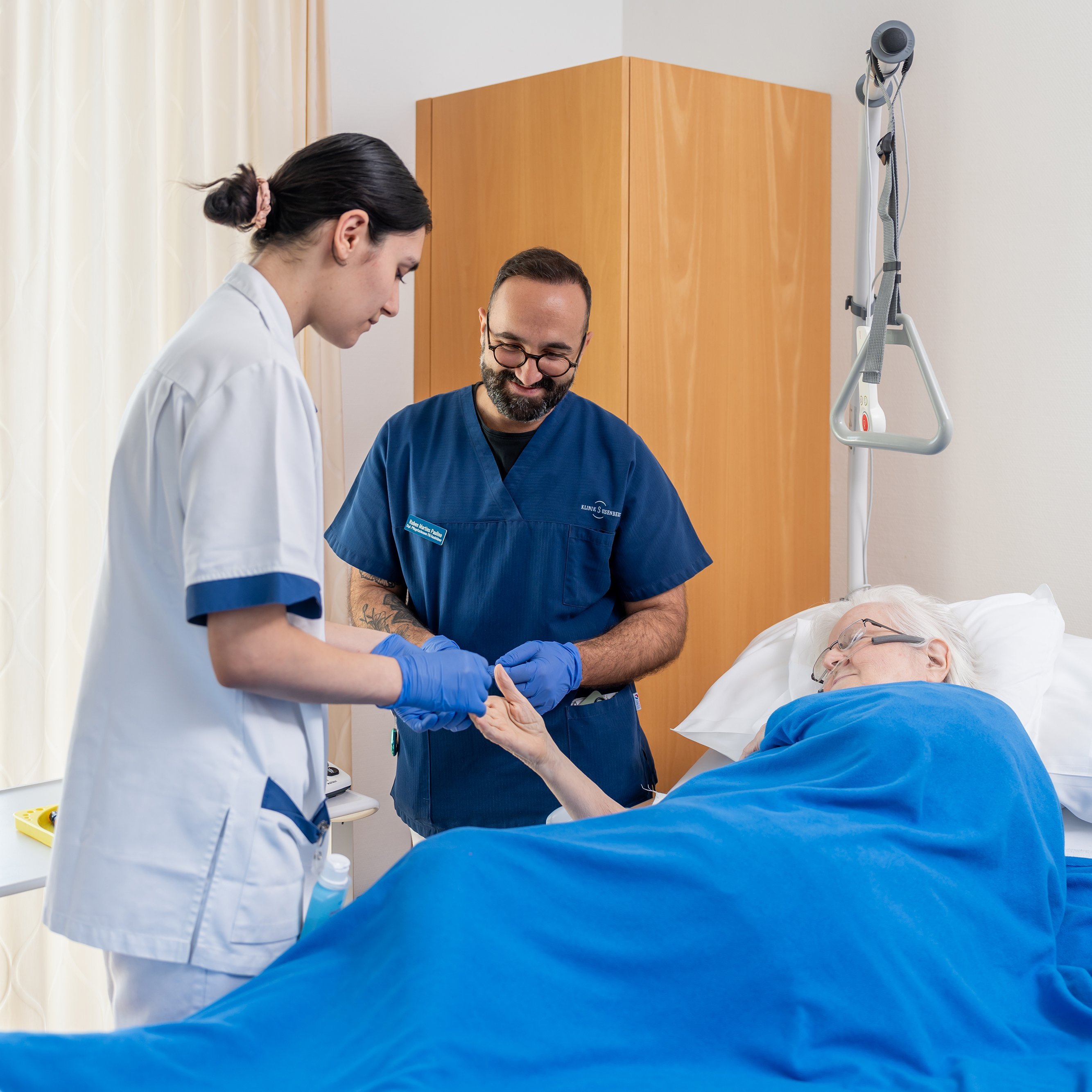 Klinik Susenberg: Pflege am Bett der Patientin